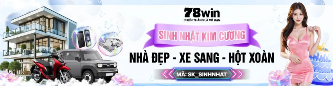 Bàn casino trực tuyến với chip poker và thẻ bài